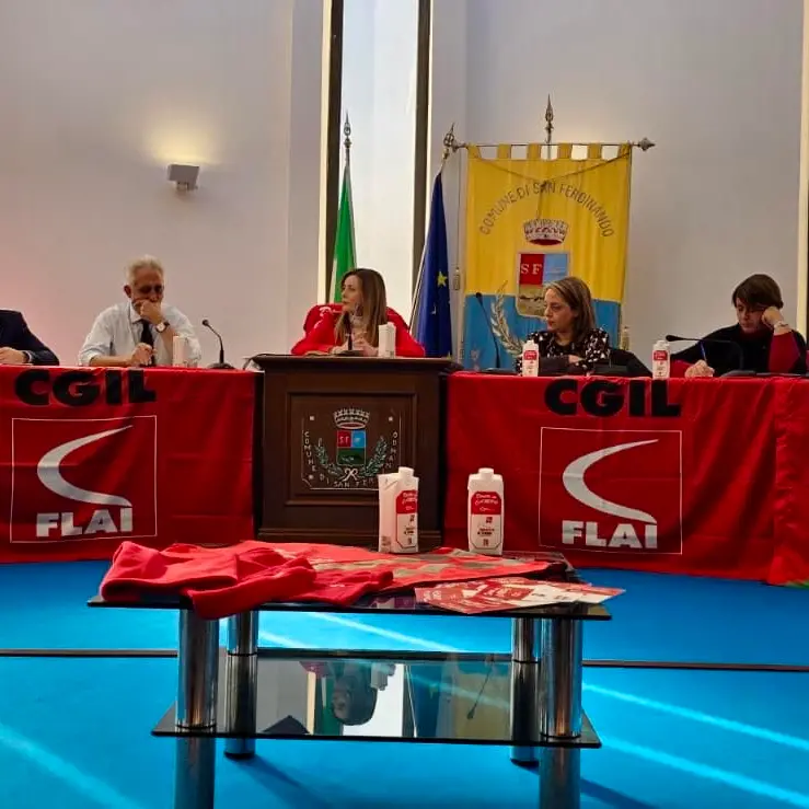 Migranti e diritti, la Flai Cgil\u00A0incontra i braccianti e punta il dito contro il taglio dei fondi Pnrr per i ghetti\n