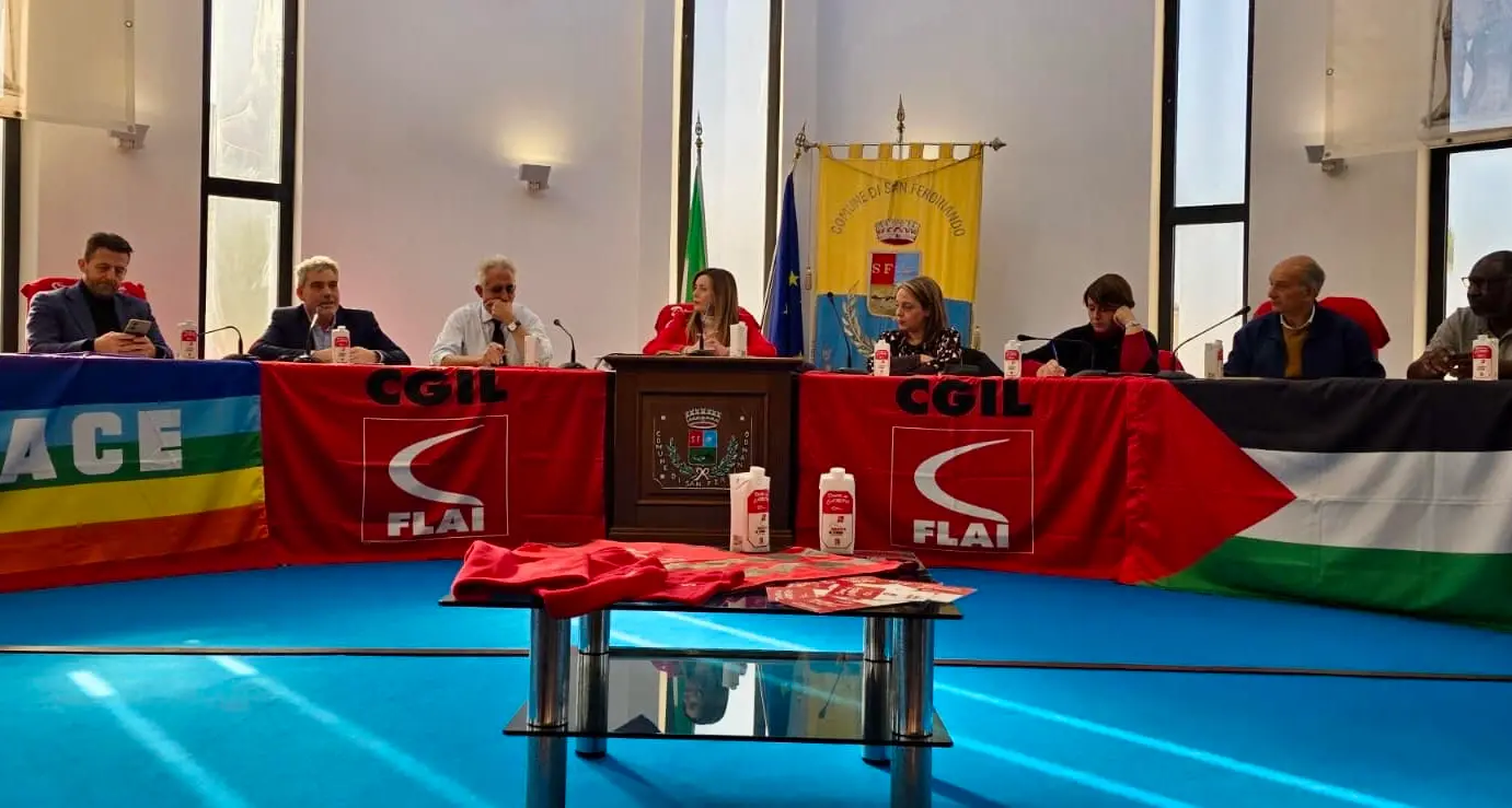 Migranti e diritti, la Flai Cgil\u00A0incontra i braccianti e punta il dito contro il taglio dei fondi Pnrr per i ghetti\n