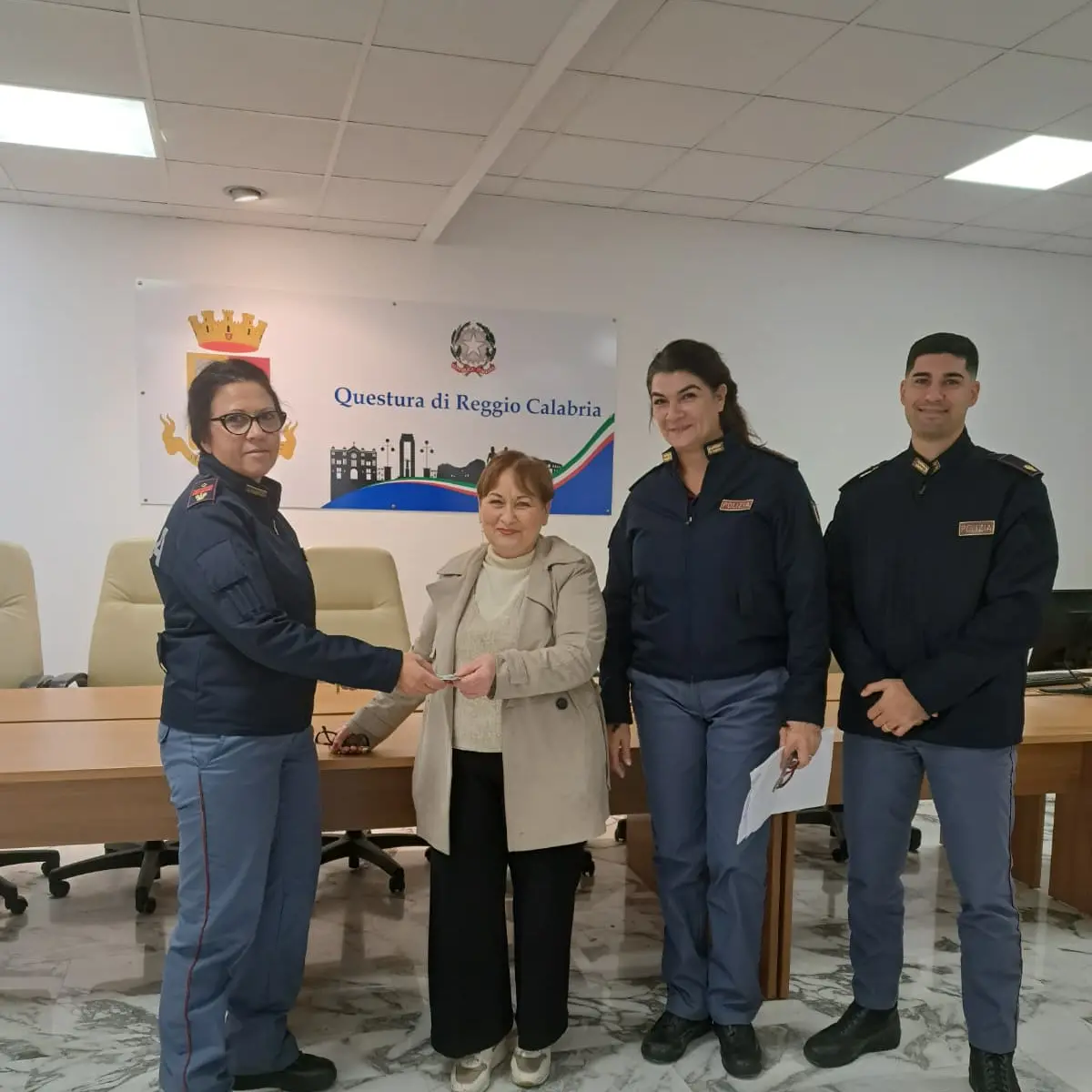 Reggio Calabria, la Polizia di Stato riconsegna portafogli e documenti smarriti ai proprietari\n