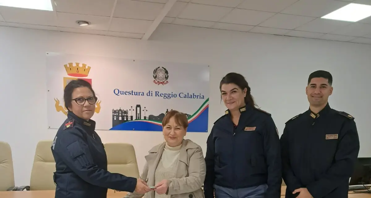 Reggio Calabria, la Polizia di Stato riconsegna portafogli e documenti smarriti ai proprietari\n