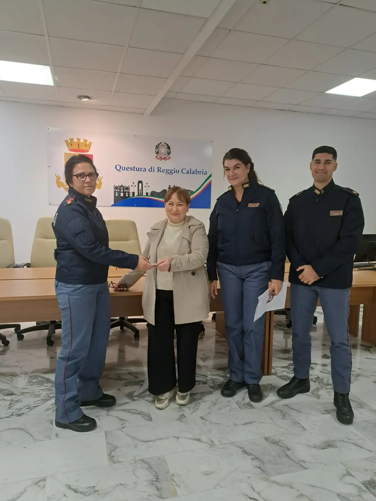 Reggio Calabria, la Polizia di Stato riconsegna portafogli e documenti smarriti ai proprietari\n