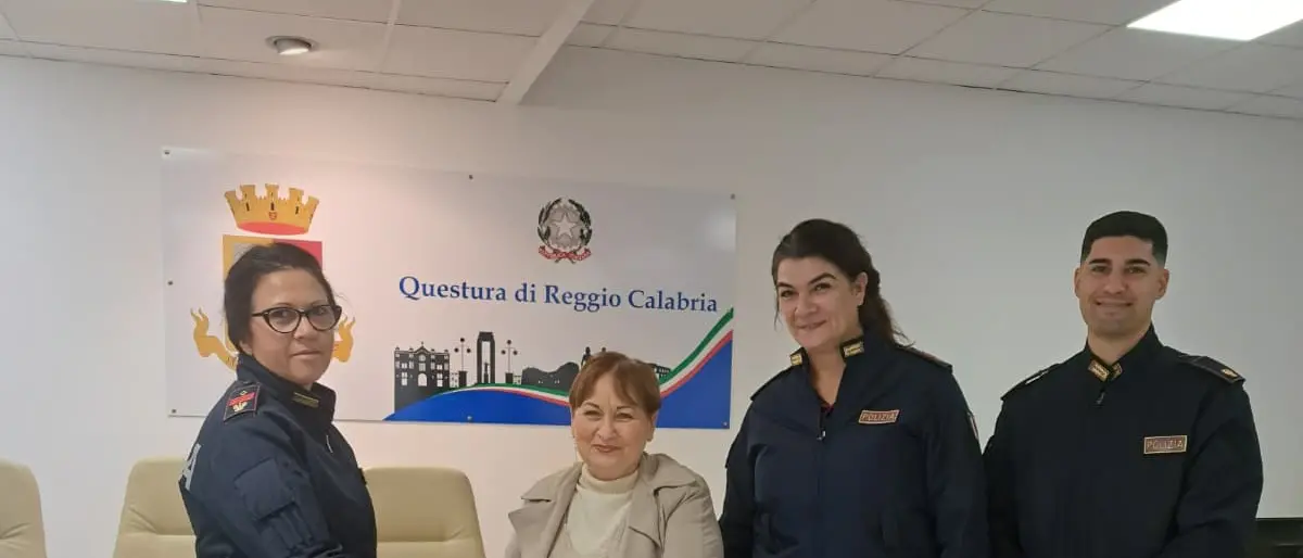 Reggio Calabria, la Polizia di Stato riconsegna portafogli e documenti smarriti ai proprietari\n