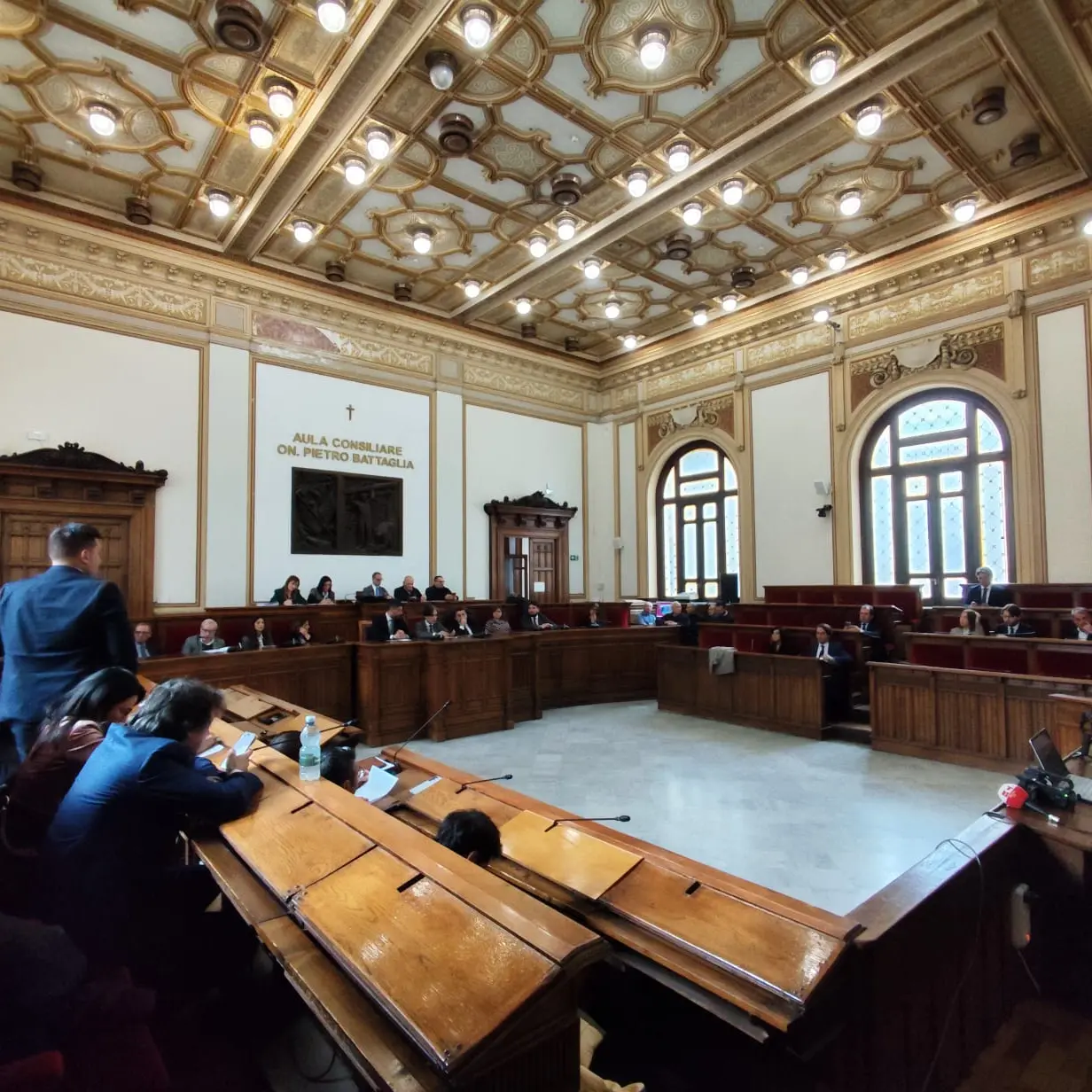 La mano tesa dall’opposizione salva una maggioranza monca e sfilacciata, ok all’assestamento di Bilancio e ai debiti. Ora tutti uniti per le Circoscrizioni\n