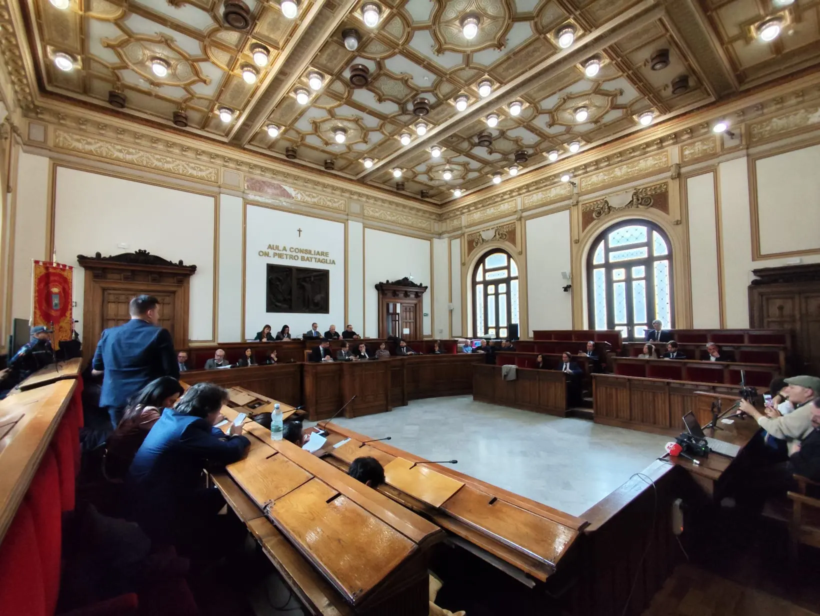 La mano tesa dall’opposizione salva una maggioranza monca e sfilacciata, ok all’assestamento di Bilancio e ai debiti. Ora tutti uniti per le Circoscrizioni\n