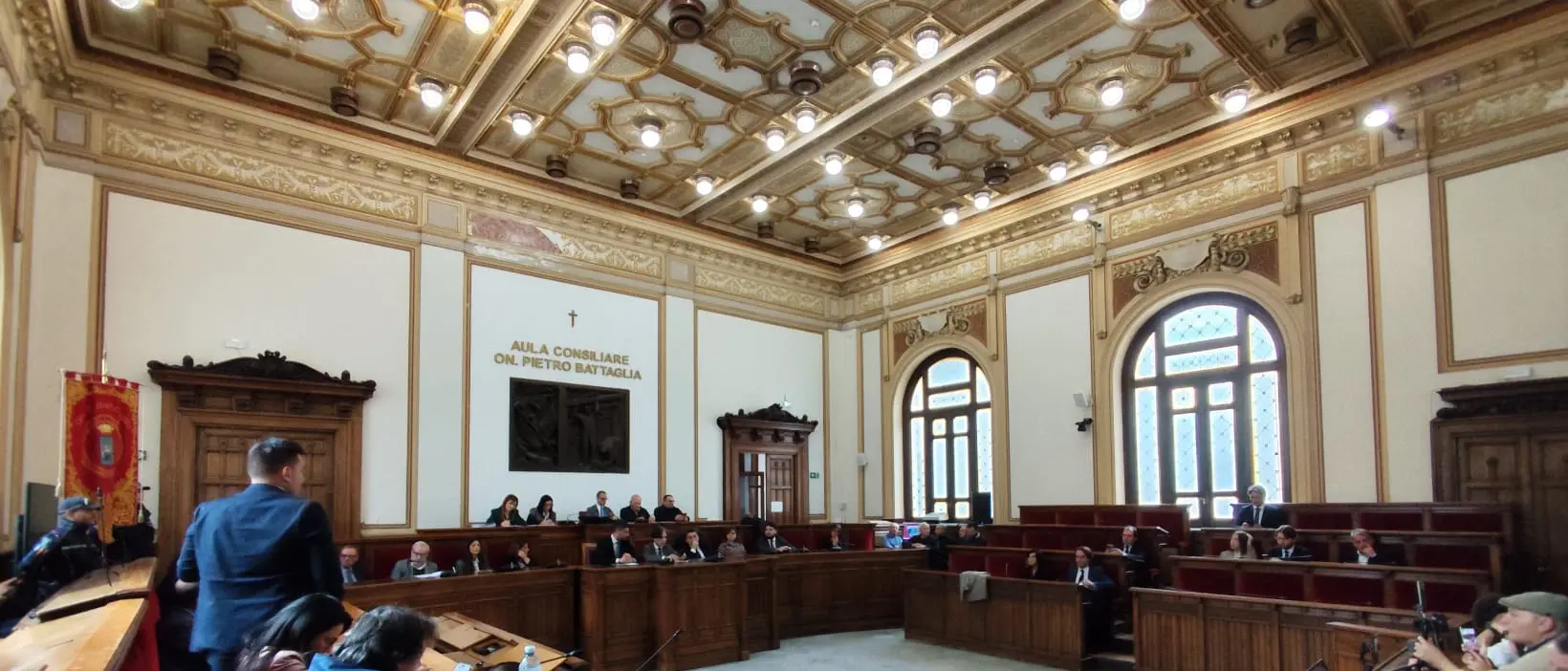 La mano tesa dall’opposizione salva una maggioranza monca e sfilacciata, ok all’assestamento di Bilancio e ai debiti. Ora tutti uniti per le Circoscrizioni\n