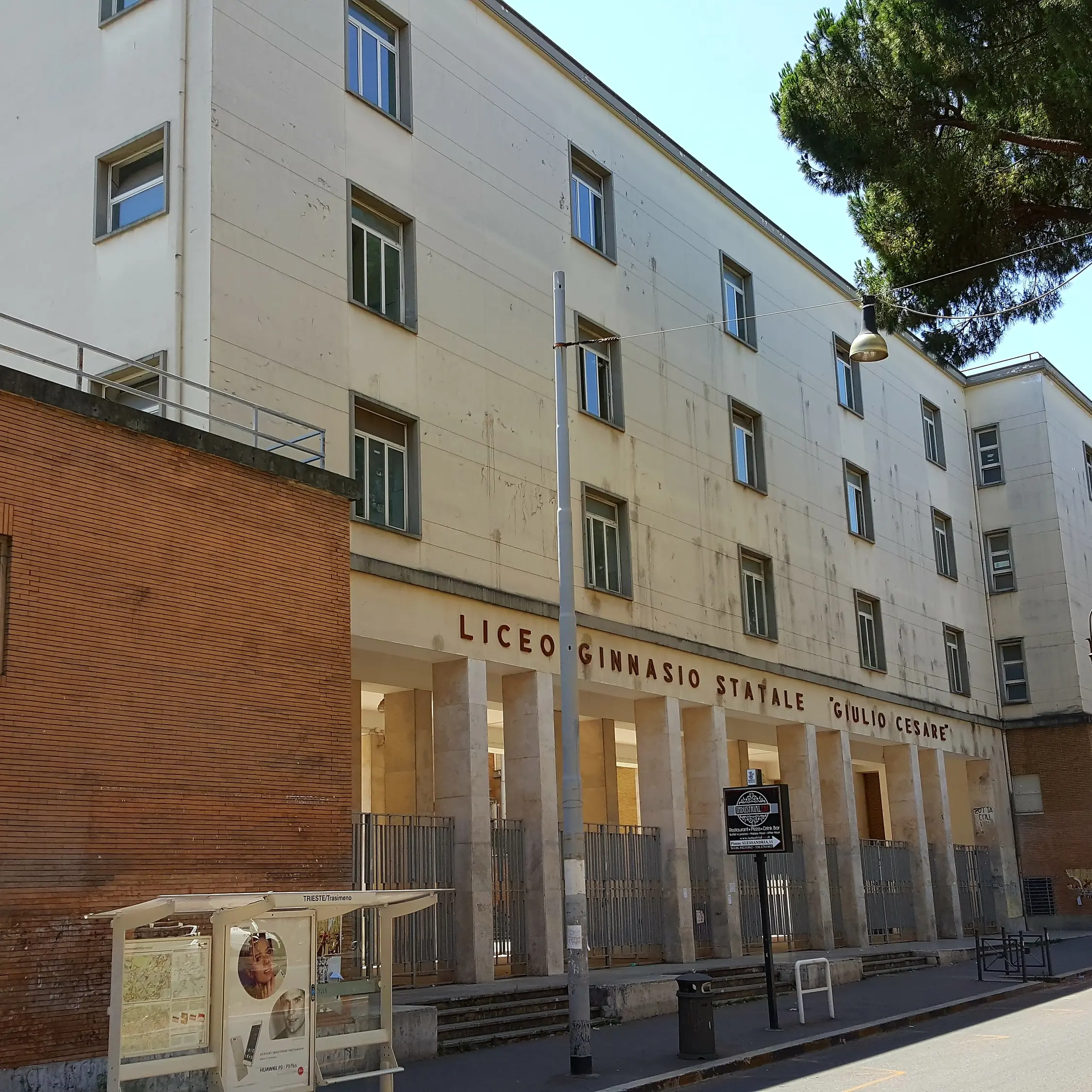 Choc a Roma, nei\u00A0bagni\u00A0del liceo classico Giulio Cesare compare una “lista di stupri”. Valditara: «Verificheremo»\n