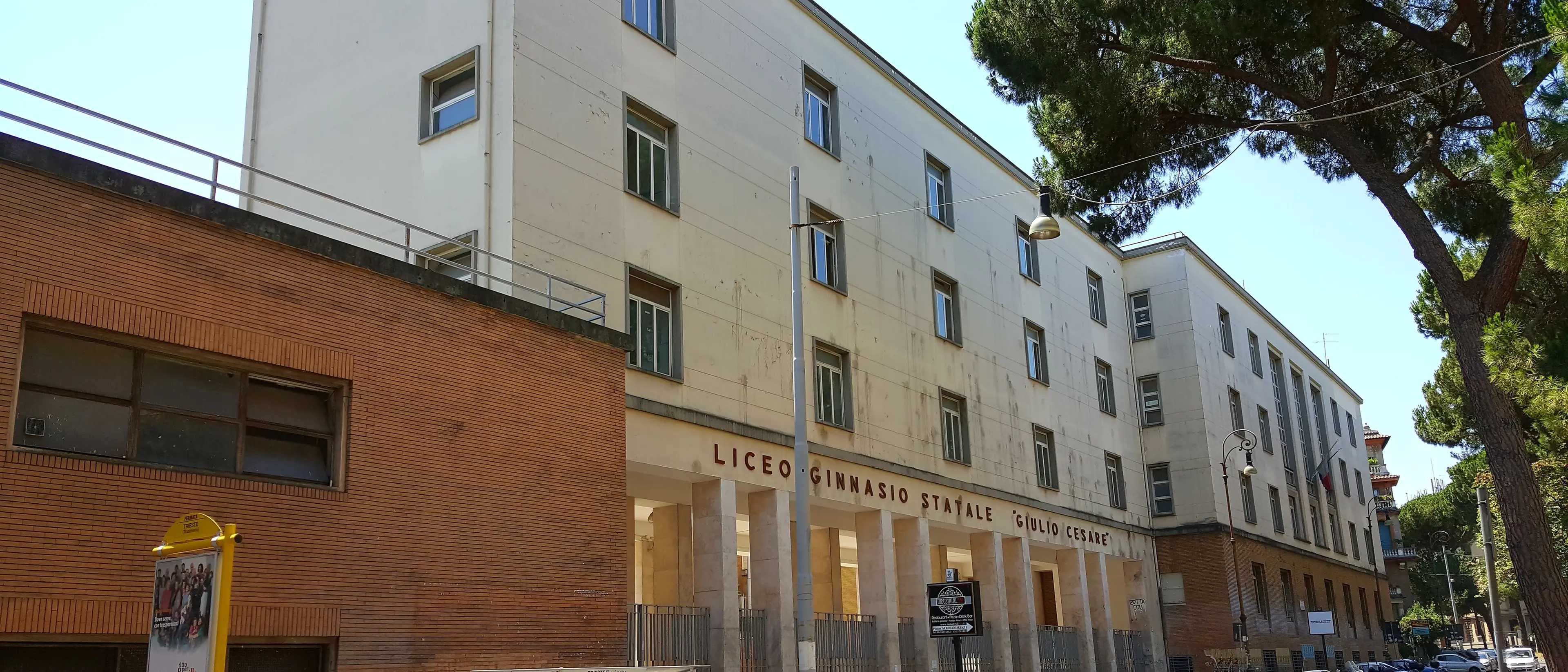 Choc a Roma, nei\u00A0bagni\u00A0del liceo classico Giulio Cesare compare una “lista di stupri”. Valditara: «Verificheremo»\n