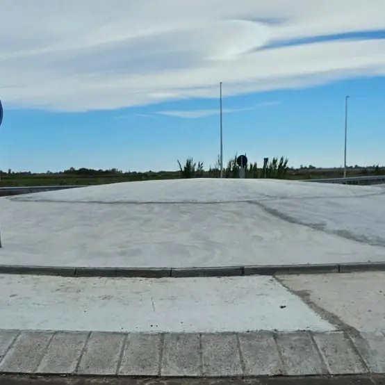 L'Anas riempie di cemento le rotonde della statale 106: così la “rivoluzione” green appare sempre più lontana\n