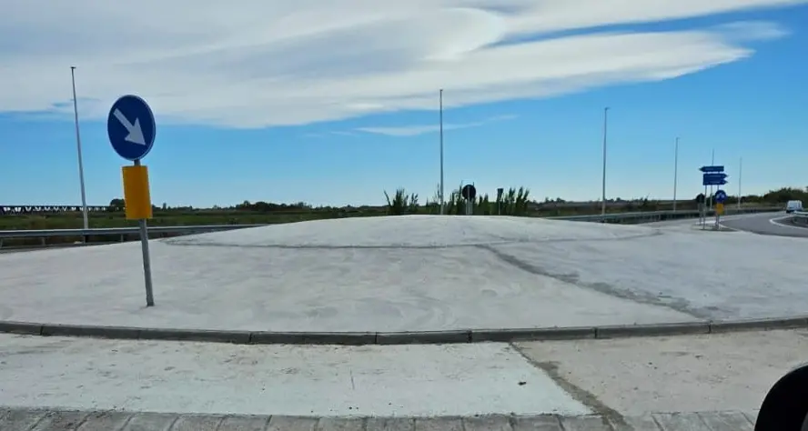 L'Anas riempie di cemento le rotonde della statale 106: così la “rivoluzione” green appare sempre più lontana\n