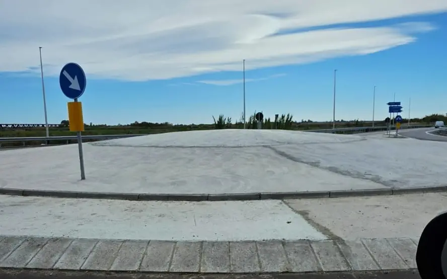 L'Anas riempie di cemento le rotonde della statale 106: così la “rivoluzione” green appare sempre più lontana\n