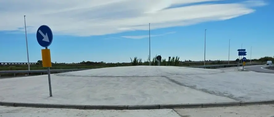 L'Anas riempie di cemento le rotonde della statale 106: così la “rivoluzione” green appare sempre più lontana\n