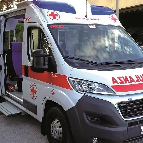 Un padre muore tra le braccia del figlio 15enne. L'ambulanza arriva dopo mezz'ora e senza medico