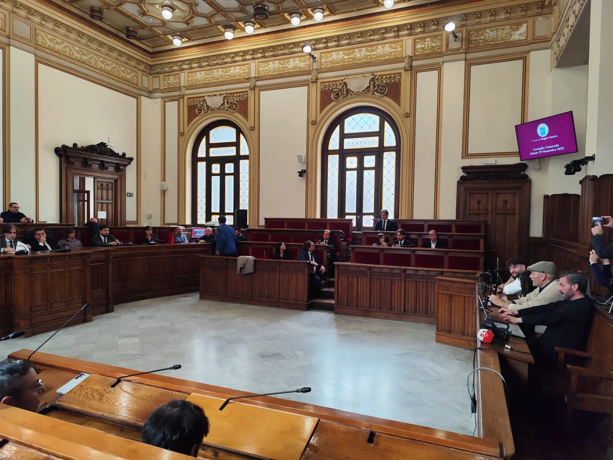 Dalle buone intenzioni al fallimento della mediazione: salta l’accordo tra Falcomatà e il Partito democratico, mentre le forze politiche si compattano sulle Circoscrizioni\n