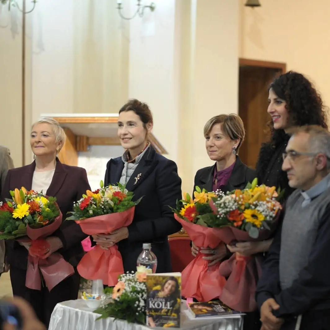 Una serata di parole, memoria e spiritualità: Claudia Koll emoziona San Vincenzo La Costa