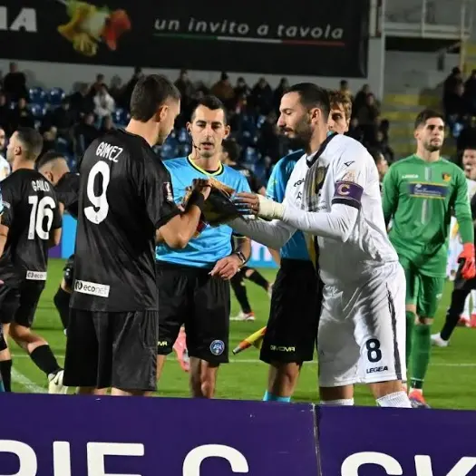 Basta capitan Gomez,\u00A0il Crotone torna a vincere allo Scida: finisce 1 a 0 contro il Giugliano\n