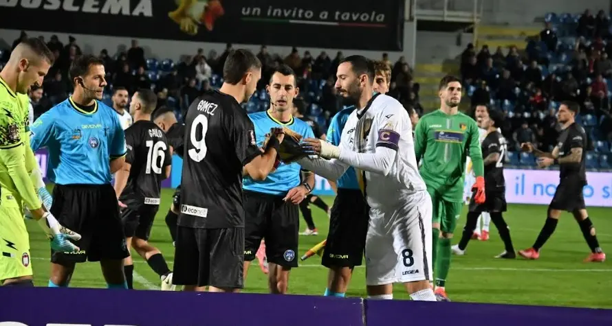 Basta capitan Gomez,\u00A0il Crotone torna a vincere allo Scida: finisce 1 a 0 contro il Giugliano\n