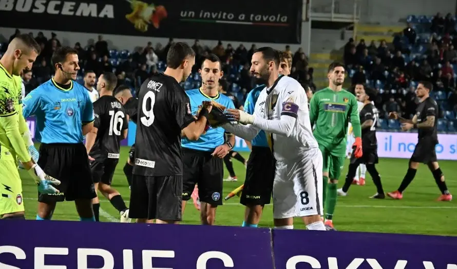 Basta capitan Gomez,\u00A0il Crotone torna a vincere allo Scida: finisce 1 a 0 contro il Giugliano\n