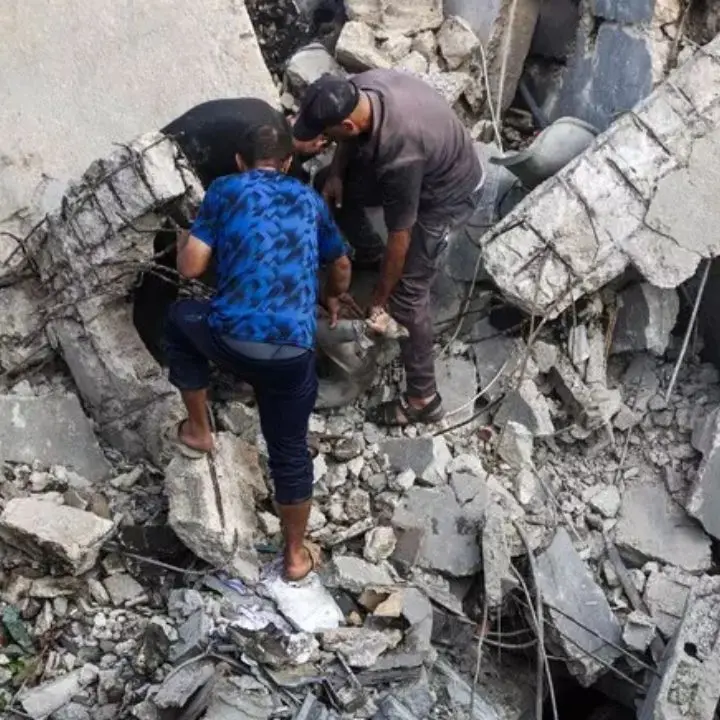 Medio Oriente, raid israeliani nel centro e nel sud della Striscia di Gaza\n