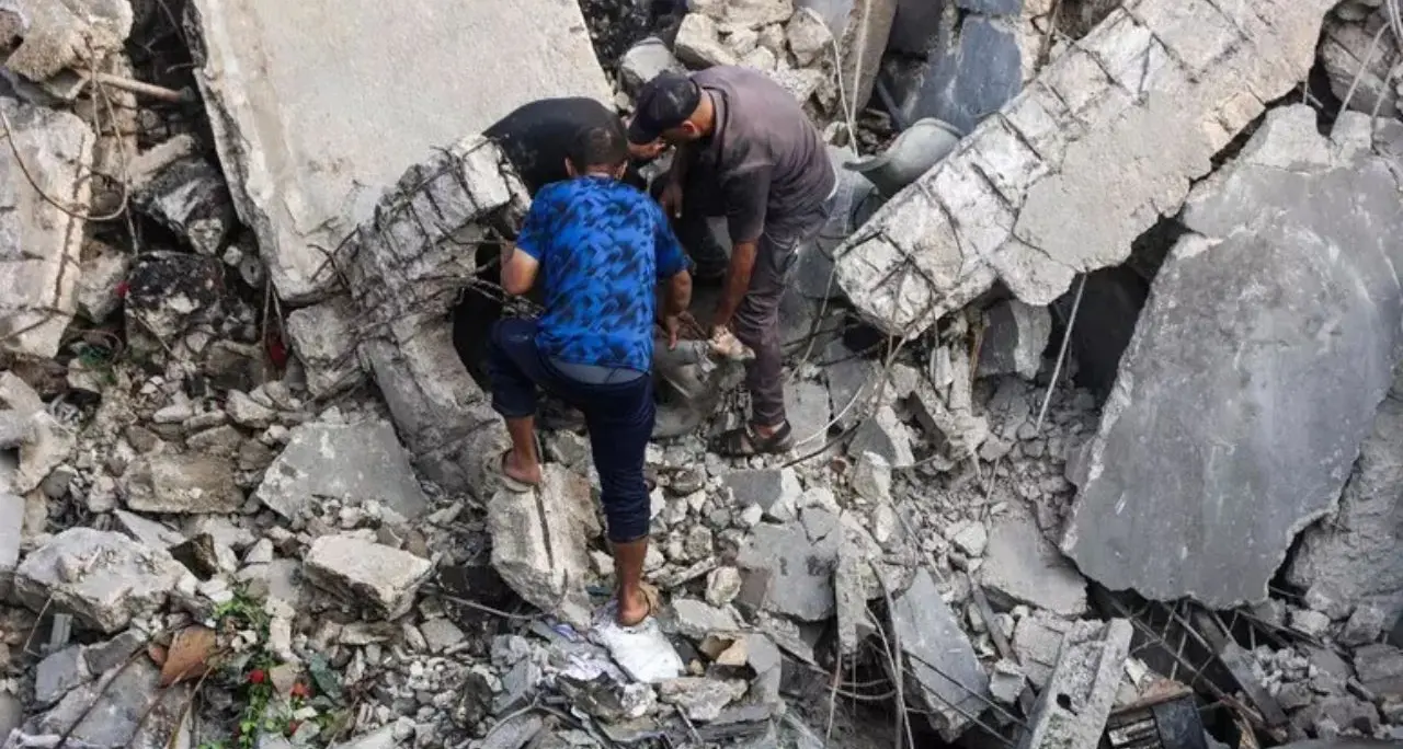 Medio Oriente, raid israeliani nel centro e nel sud della Striscia di Gaza\n