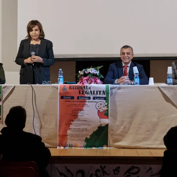 Zambrone, successo per la rassegna “Legge, lettura, lavoro”: giovani e Istituzioni insieme per la legalità\n