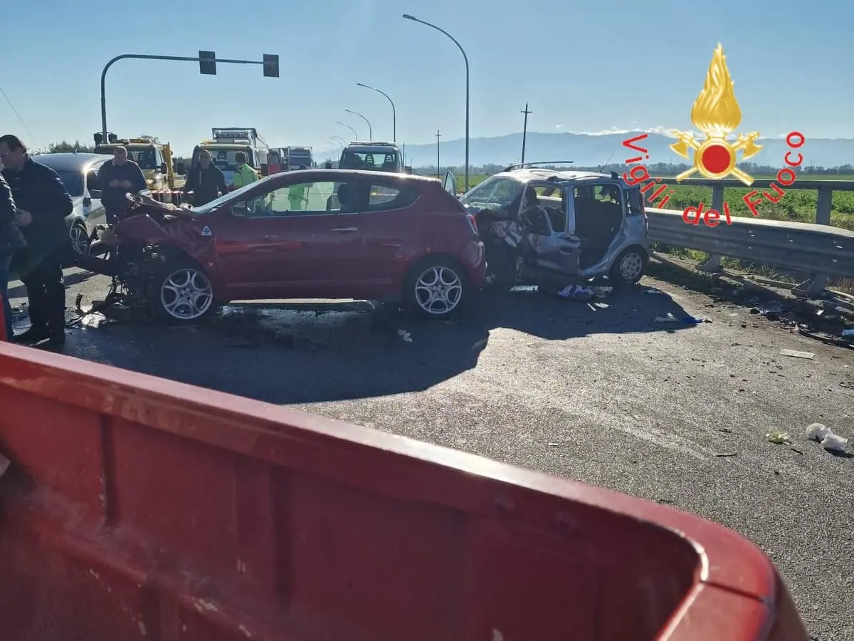 Statale 106 Jonica, morti due ventenni a Sibari: la procura di Castrovillari apre un’inchiesta. Gravi due minorenni