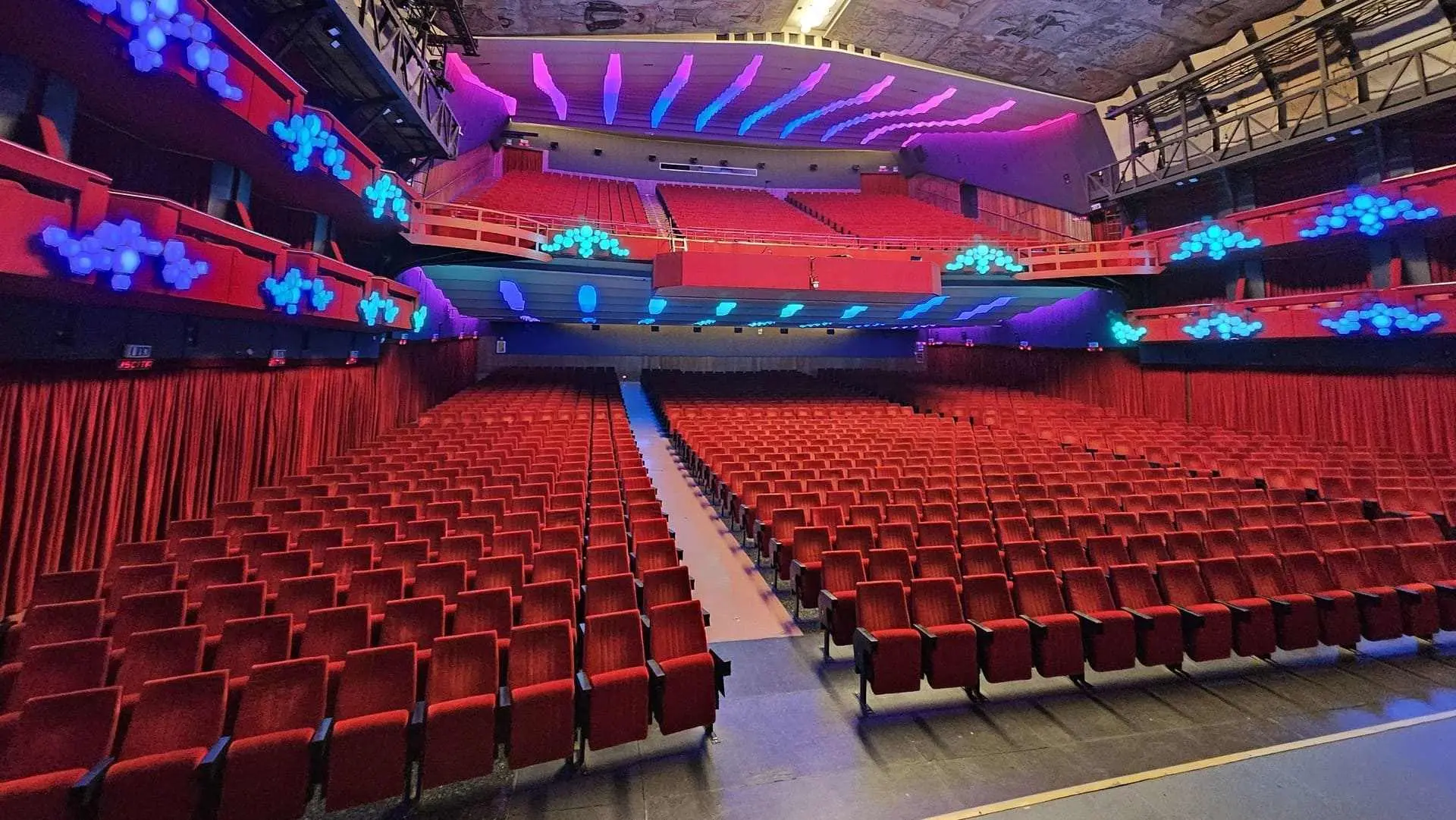 Carlo Conti svela i 30 Big di Sanremo 2026 sul palco dell’Ariston\n