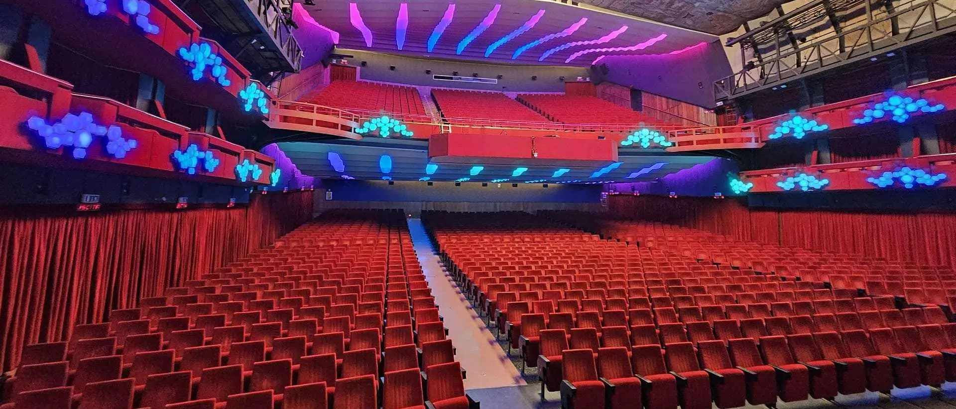 Carlo Conti svela i 30 Big di Sanremo 2026 sul palco dell’Ariston\n