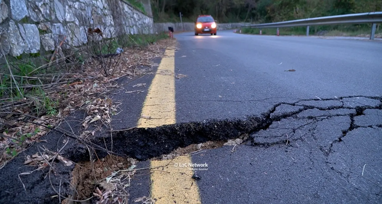 Verbicaro continua a franare, ancora pericoli sulla strada provinciale: «A rischio l’incolumità dei cittadini»\n
