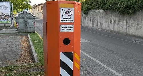 Autovelox: stop a quelli non censiti, le multe saranno nulle. Ecco la lista dei dispositivi autorizzati\n