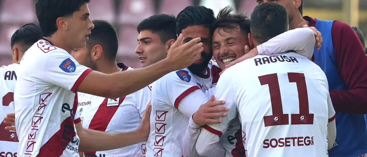 Serie D, il bilancio delle calabresi: seconda vittoria consecutiva per la Reggina. Il Sambiase non va oltre l’1-1 in casa contro l’Enna\n