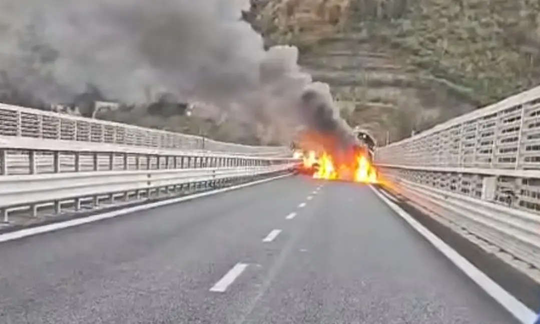 Rapina a portavalori sull’A2 tra Scilla e Bagnara: furgone bloccato da auto incendiate e chiodi\n