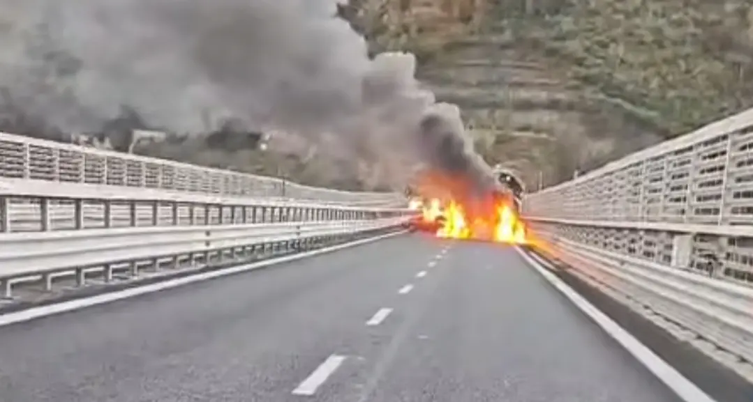 Rapina a portavalori sull’A2 tra Scilla e Bagnara: furgone bloccato da auto incendiate e chiodi\n