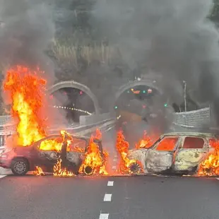 Rapina a portavalori sull’A2 tra Scilla e Bagnara: furgone bloccato da auto incendiate e chiodi | FOTO