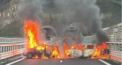 Rapina a portavalori sull’A2 tra Scilla e Bagnara: furgone bloccato da auto incendiate e chiodi | FOTO