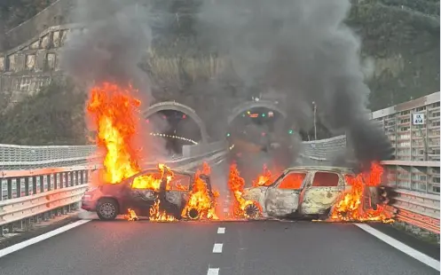 Rapina a portavalori sull’A2 tra Scilla e Bagnara: furgone bloccato da auto incendiate e chiodi | FOTO