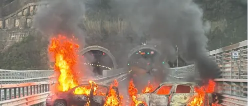 Rapina a portavalori sull’A2 tra Scilla e Bagnara: furgone bloccato da auto incendiate e chiodi | FOTO