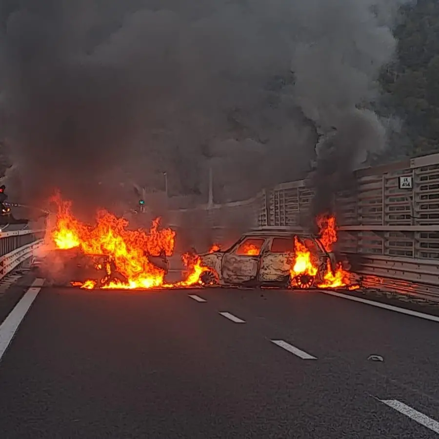 Rapina da 2 milioni sull’autostrada: furgone portavalori assaltato dopo essere stato bloccato con auto incendiate e chiodi | FOTO