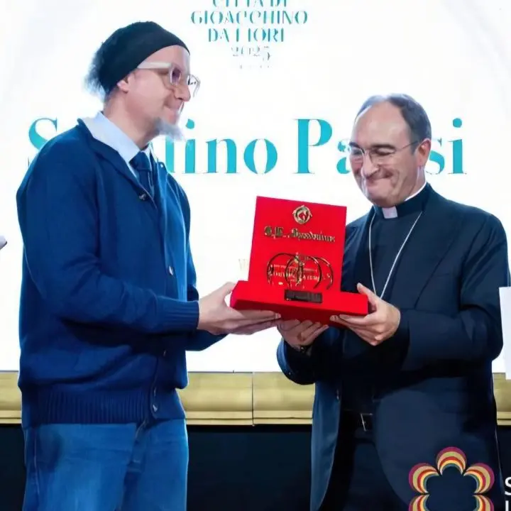 Il Premio Città di\u00A0Gioacchino da Fiore a Mons.Serafino Parisi: «Serve una crescita autentica della nostra terra»\n