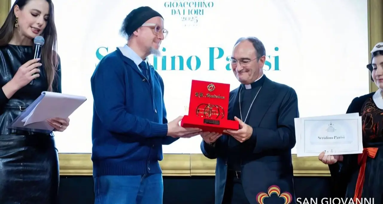 Il Premio Città di\u00A0Gioacchino da Fiore a Mons.Serafino Parisi: «Serve una crescita autentica della nostra terra»\n