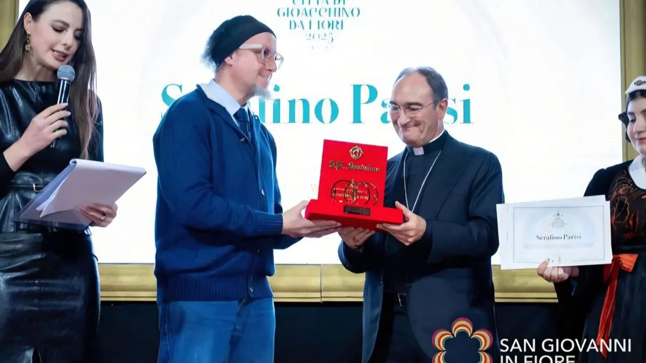 Il Premio Città di\u00A0Gioacchino da Fiore a Mons.Serafino Parisi: «Serve una crescita autentica della nostra terra»\n