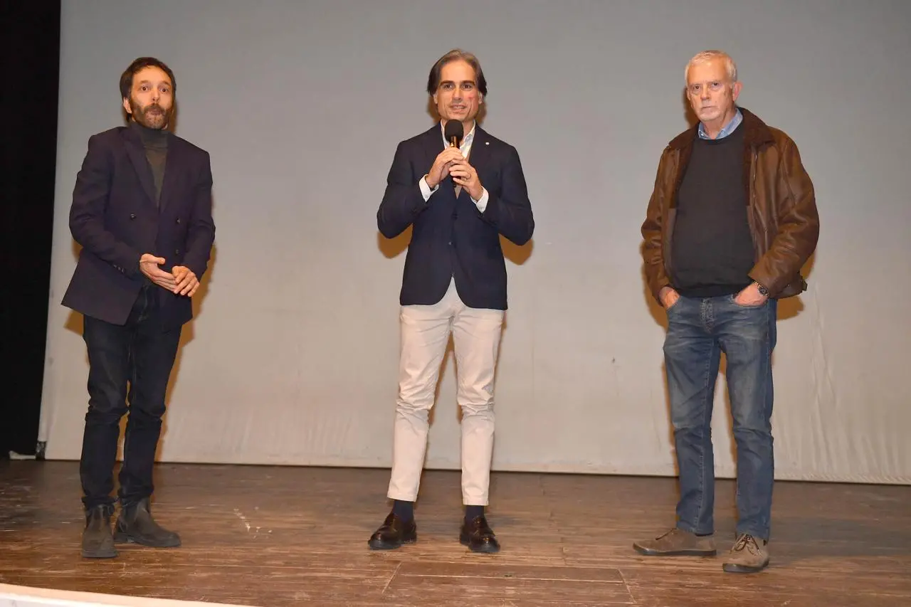 \"Medma non si piega\": la storia di Peppe Valarioti conquista il pubblico del CineTeatro Metropolitano di Reggio Calabria\n