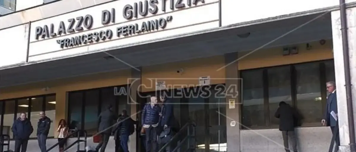 Maltrattamenti alla moglie e ai figli, il gip di Catanzaro dispone la revoca degli arresti domiciliari\n