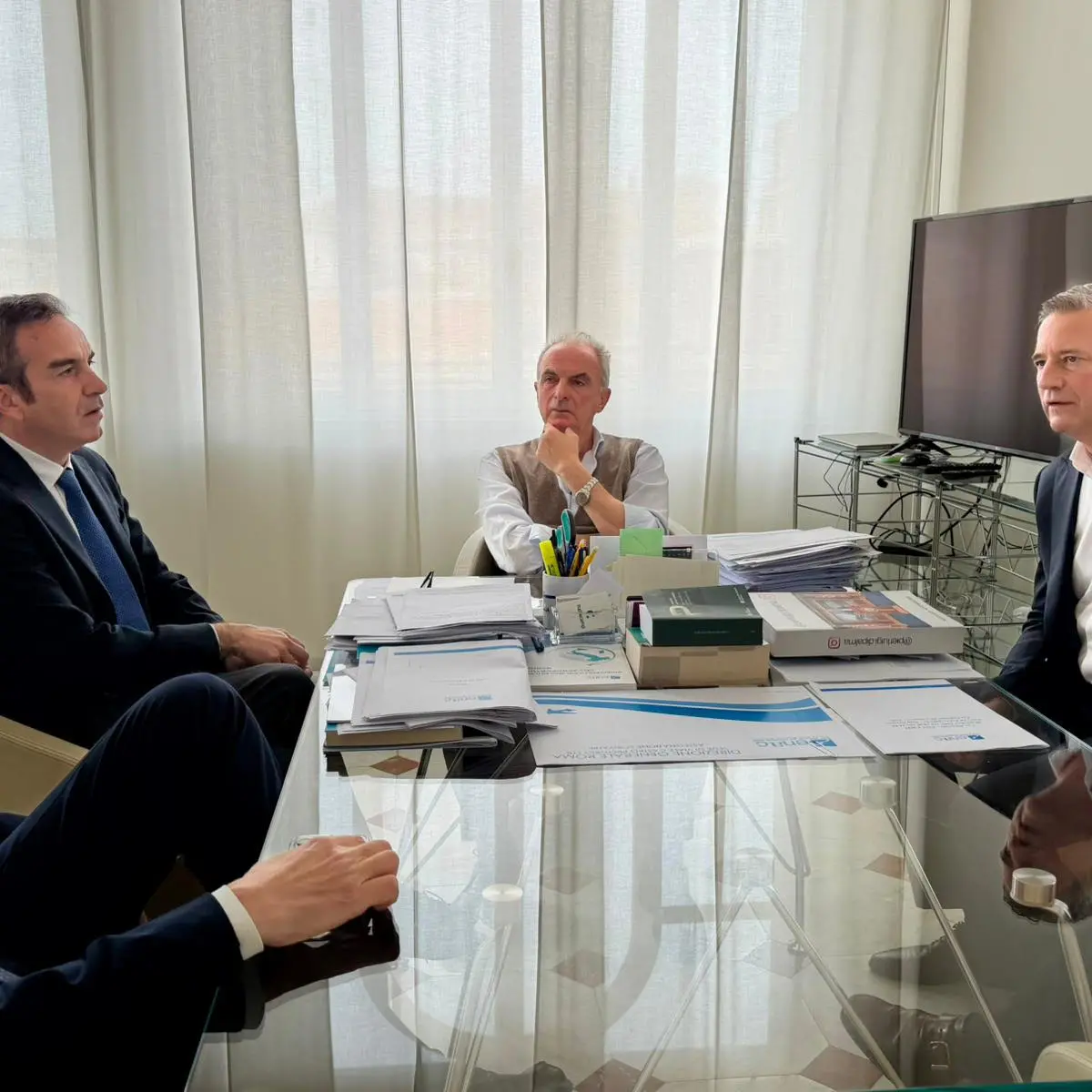 Regione Calabria e ITA Airways valutano l’apertura di una scuola piloti all’aeroporto di Crotone\n