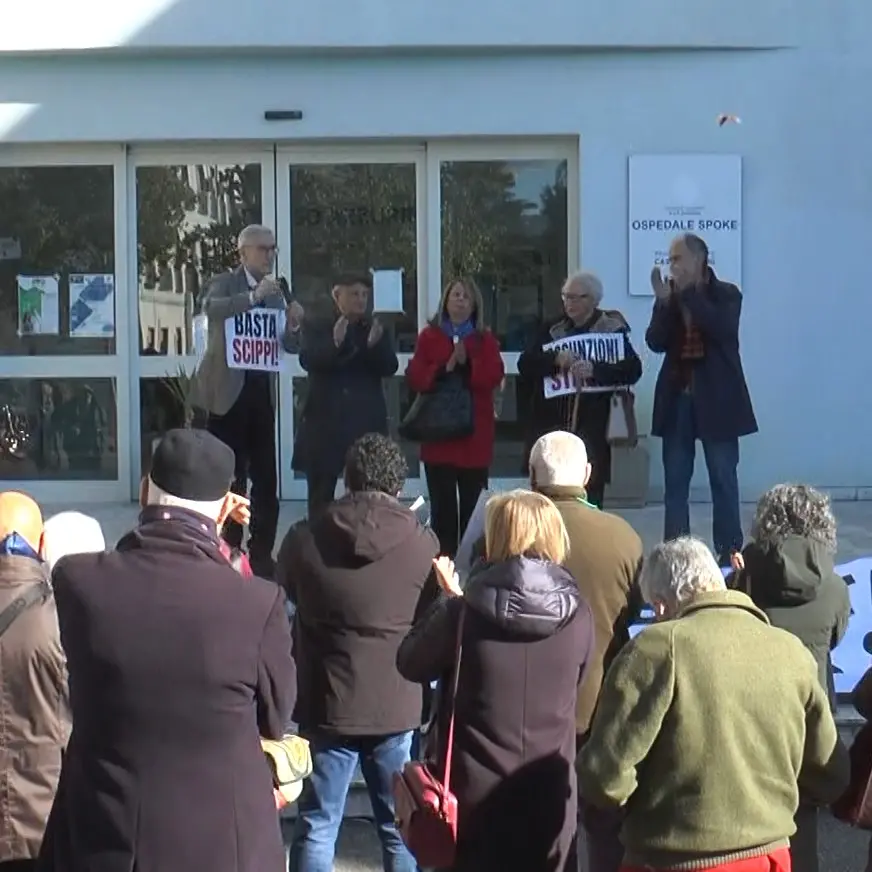 Ospedale di Castrovillari, sit-in\u00A0in difesa dell’Emodinamica: «Trasferiscono personale perché vogliono smantellare»\n