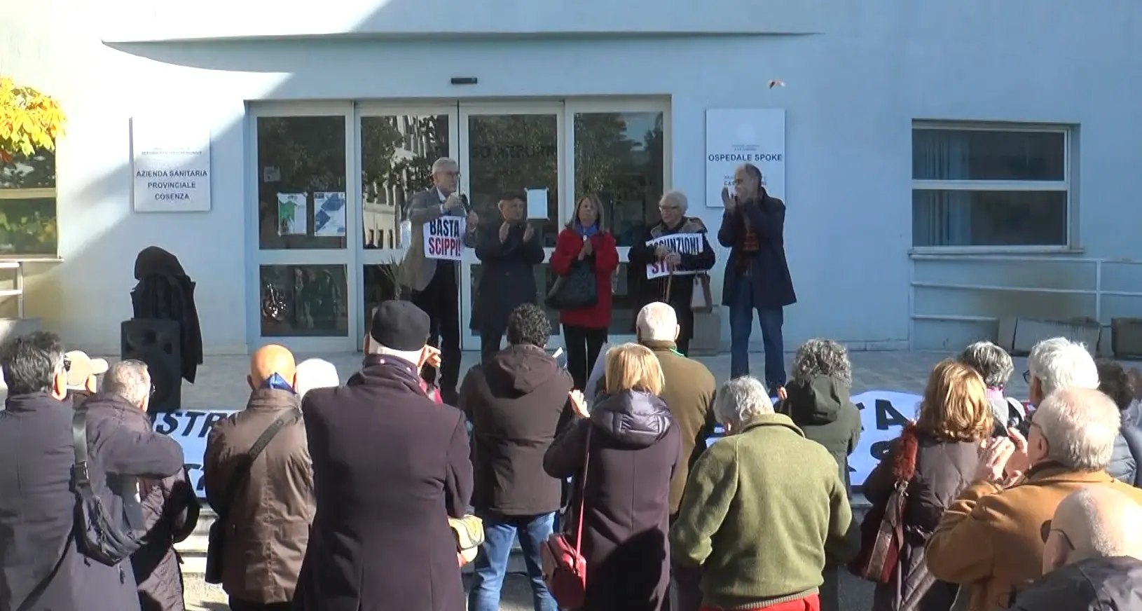 Ospedale di Castrovillari, sit-in\u00A0in difesa dell’Emodinamica: «Trasferiscono personale perché vogliono smantellare»\n