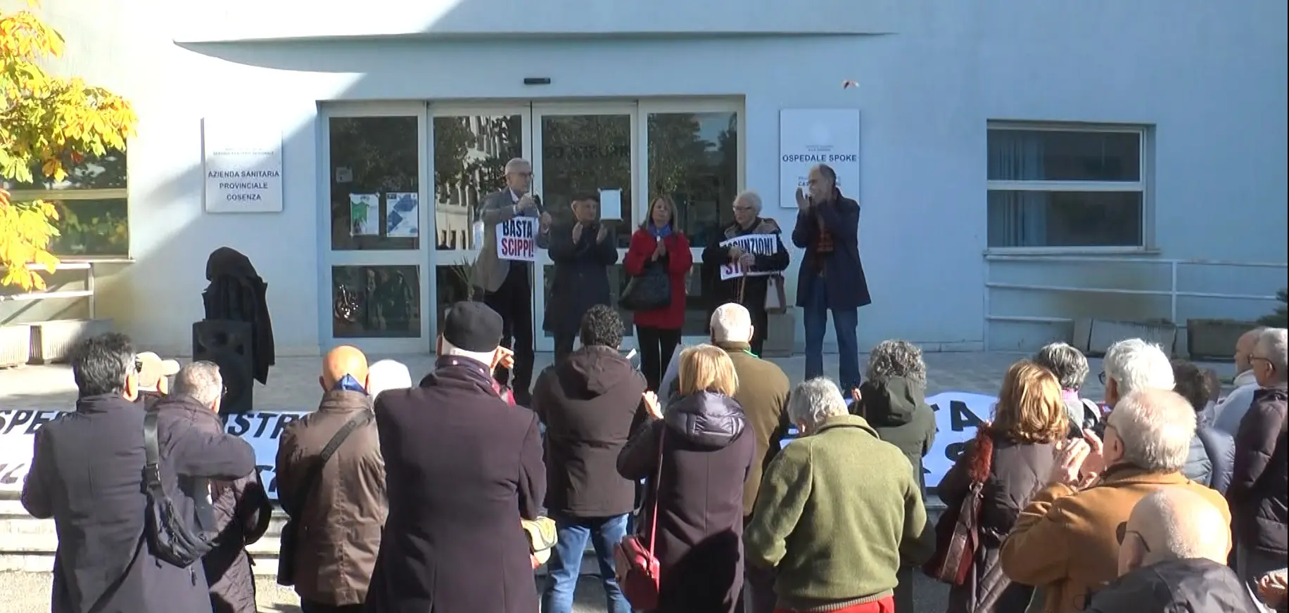 Ospedale di Castrovillari, sit-in\u00A0in difesa dell’Emodinamica: «Trasferiscono personale perché vogliono smantellare»\n