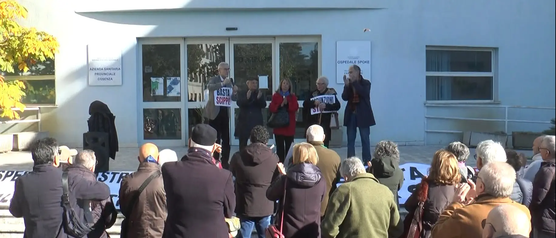 Ospedale di Castrovillari, sit-in\u00A0in difesa dell’Emodinamica: «Trasferiscono personale perché vogliono smantellare»\n