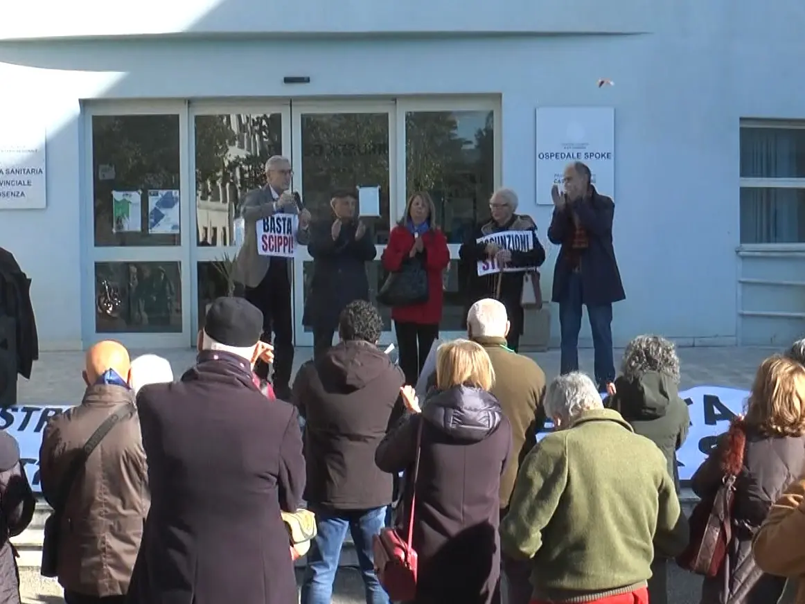 Ospedale di Castrovillari, sit-in in difesa dell’Emodinamica: «Trasferiscono personale perché vogliono smantellare»