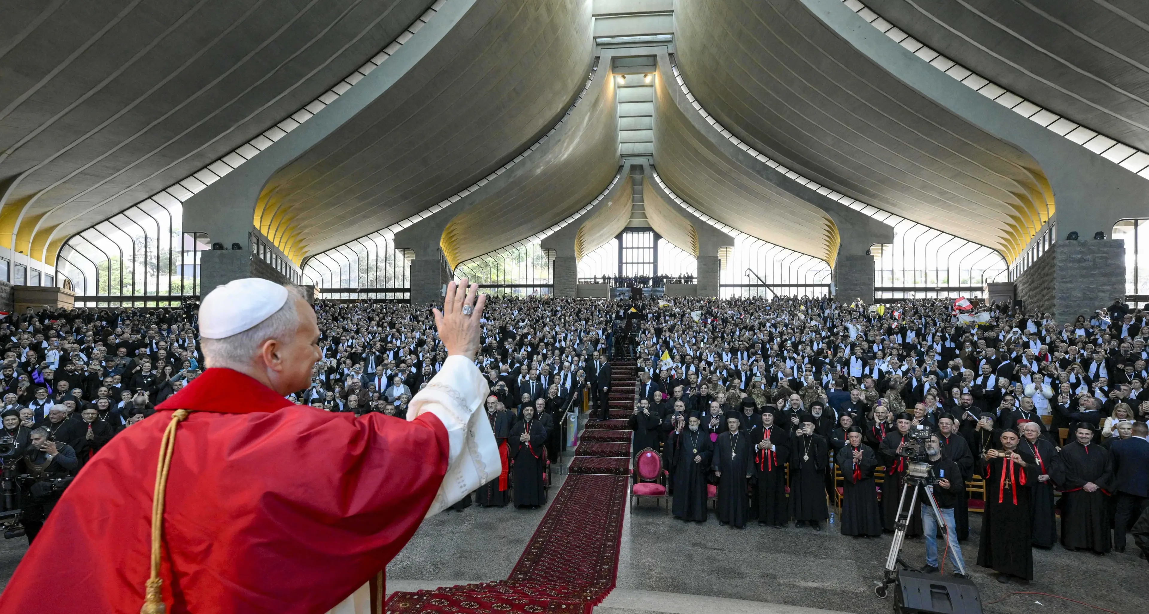 Papa Leone in Libano tra speranza e dolore: i leader religiosi chiedono aiuto contro Israele\n