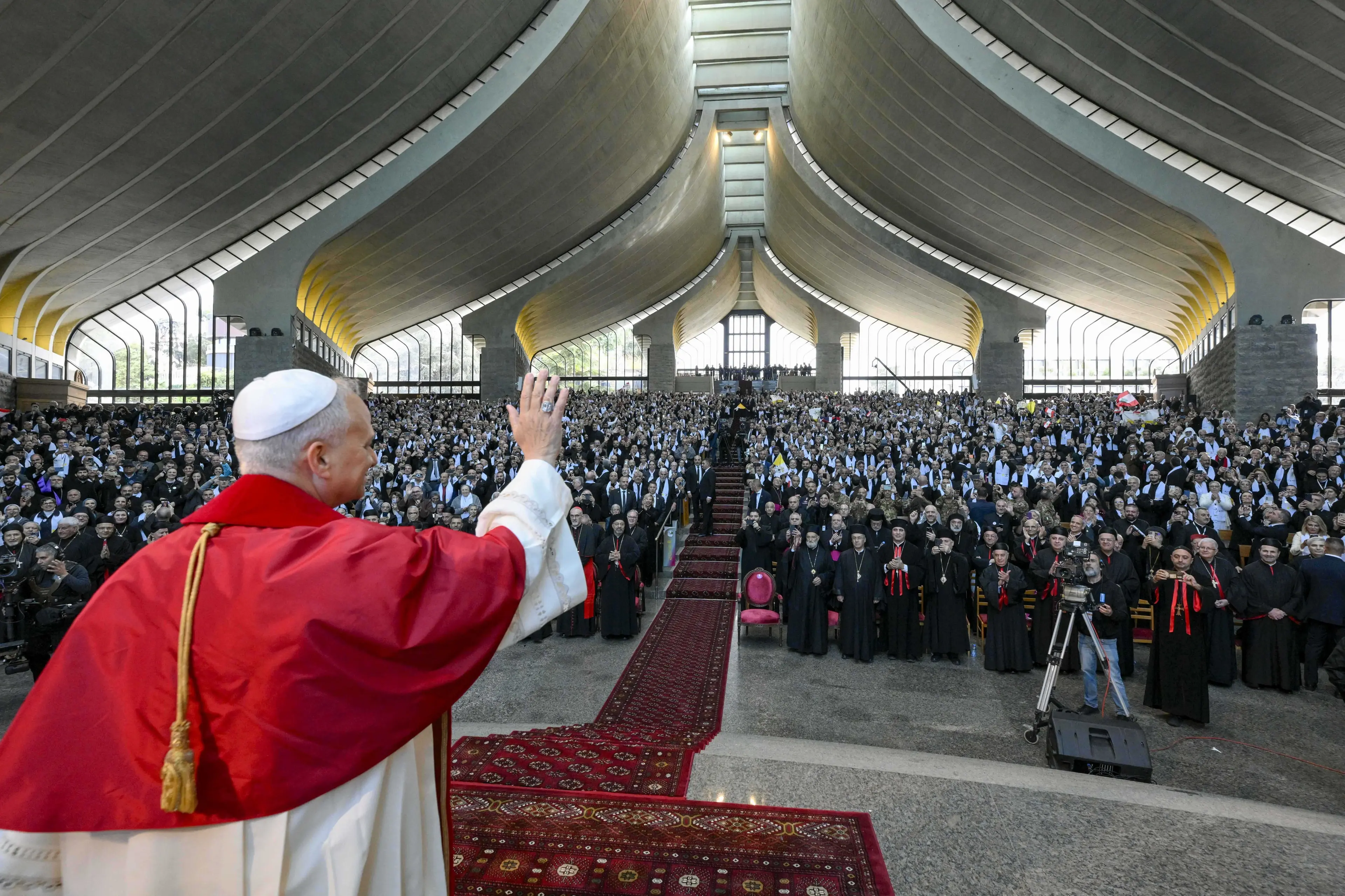 Papa Leone in Libano tra speranza e dolore: i leader religiosi chiedono aiuto contro Israele\n